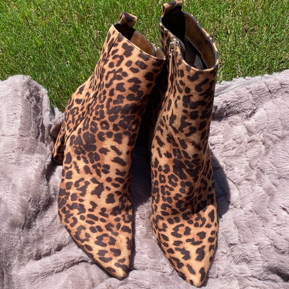 Heeled Booties Cheetah Print, Size 10 - Picture 7 of 8